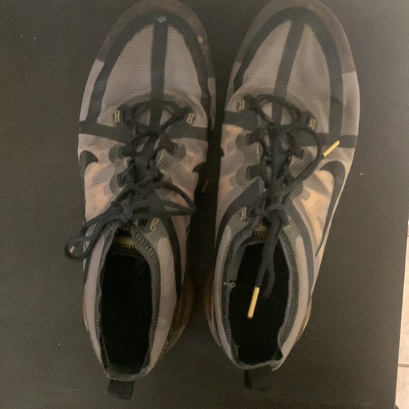 Nike Men’s Air Max Gold & Black, Size 11 main image 5